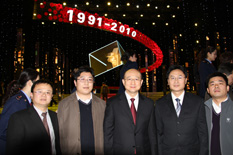國(guó)家質(zhì)檢總局副局長(zhǎng)支樹(shù)平（右三）在中央電視臺(tái)演播大廳2010年“3.15晚會(huì)”直播現(xiàn)場(chǎng)與中國(guó)質(zhì)量檢驗(yàn)協(xié)會(huì)會(huì)員工作部主任楊曉東（右二）、防偽中心主任王成村（右一）、會(huì)員工作部副主任劉輝（左二）、會(huì)員工作部副主任王劍（左一）等協(xié)會(huì)工作人員代表合影留念
