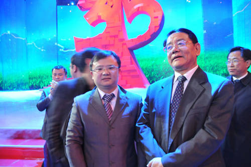 國(guó)家質(zhì)檢總局副局長(zhǎng)劉平均在中央電視臺(tái)演播大廳 2012年3.15晚會(huì)直播現(xiàn)場(chǎng)與中國(guó)質(zhì)量檢驗(yàn)協(xié)會(huì)企業(yè)工作部副主任王劍合影留念。